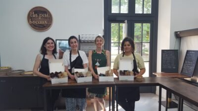 Participants appréciant un cours de cuisine pour confectionner un brunch gourmand avec Gaëlle Janot-Siebert au restaurant Un Peu Bocaux".
