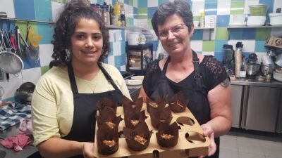 Participants appréciant un cours de cuisine pour confectionner un brunch gourmand avec Gaëlle Janot-Siebert au restaurant Un Peu Bocaux".