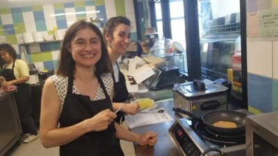 Participants appréciant un cours de cuisine pour confectionner un brunch gourmand avec Gaëlle Janot-Siebert au restaurant Un Peu Bocaux".