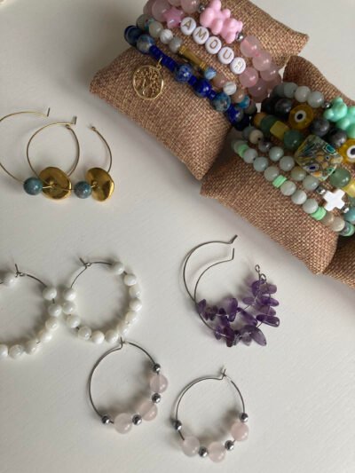 Atelier parure bracelet et boucles créoles en perles (pierres fines) avec l'Atelier de Cerise au restaurant Un peu, Bocaux... à Vandoeuvre-Lès-Nancy le 01 juillet 2023 – Image 2